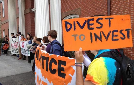 2015-06-09-1433861149-2806316-tuftsdivest.JPG