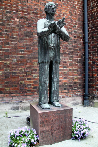 2015-07-02-1435805970-2152704-Dietrich_Bonhoeffer_Skulptur_an_der_Hauptkirche_Sankt_Petri_Hamburg1.JPG