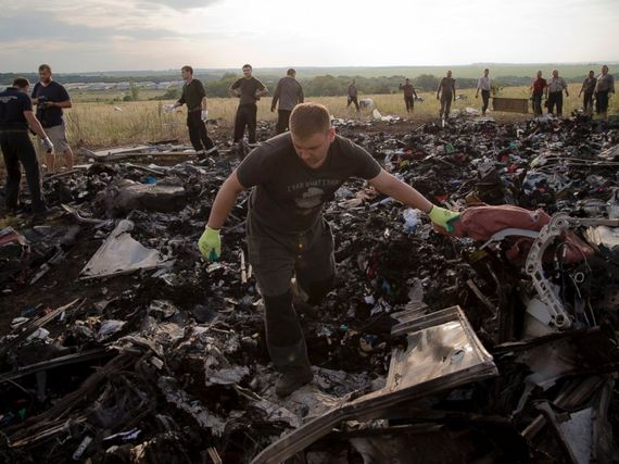 2015-07-16-1437088347-6708872-AP_ukraine_plane_debris_jt_140720_4x3_992.jpg