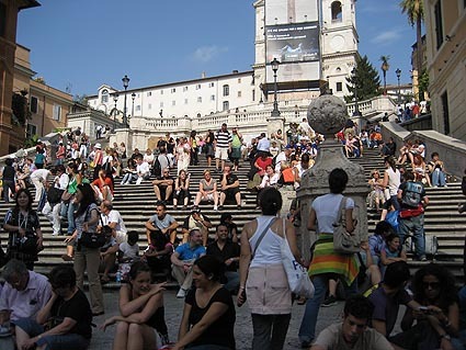 2015-07-18-1437216035-8732547-crowds_spanish_steps_rome_italy.jpg