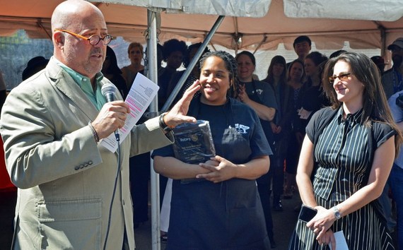 2015-07-27-1438036687-5889103-mini3_AndrewZimmern_AppetiteforChange.jpg