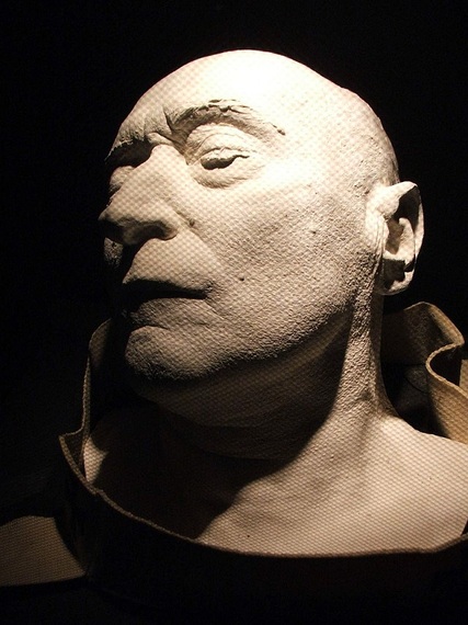 2015-07-30-1438279002-3644957-800pxEsztergomMindszenty_death_mask.JPG