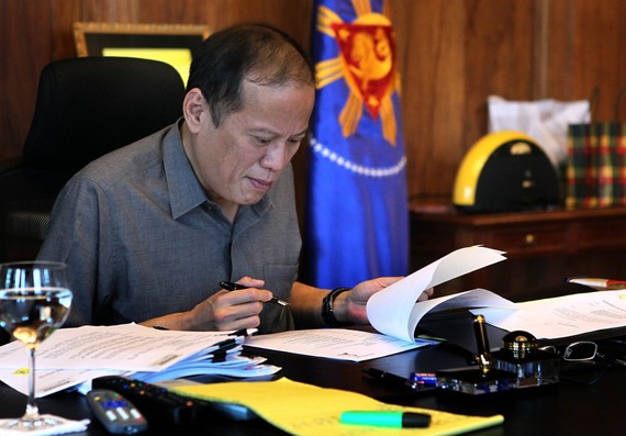 2015-08-01-1438458059-9670025-President_Aquino_at_work.jpg