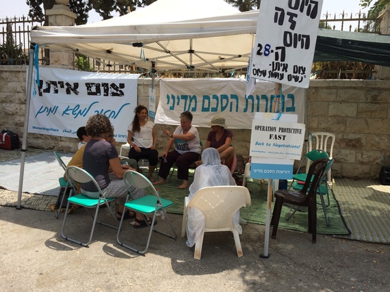 2015-08-06-1438872619-1264704-IsraeliWomen.jpg