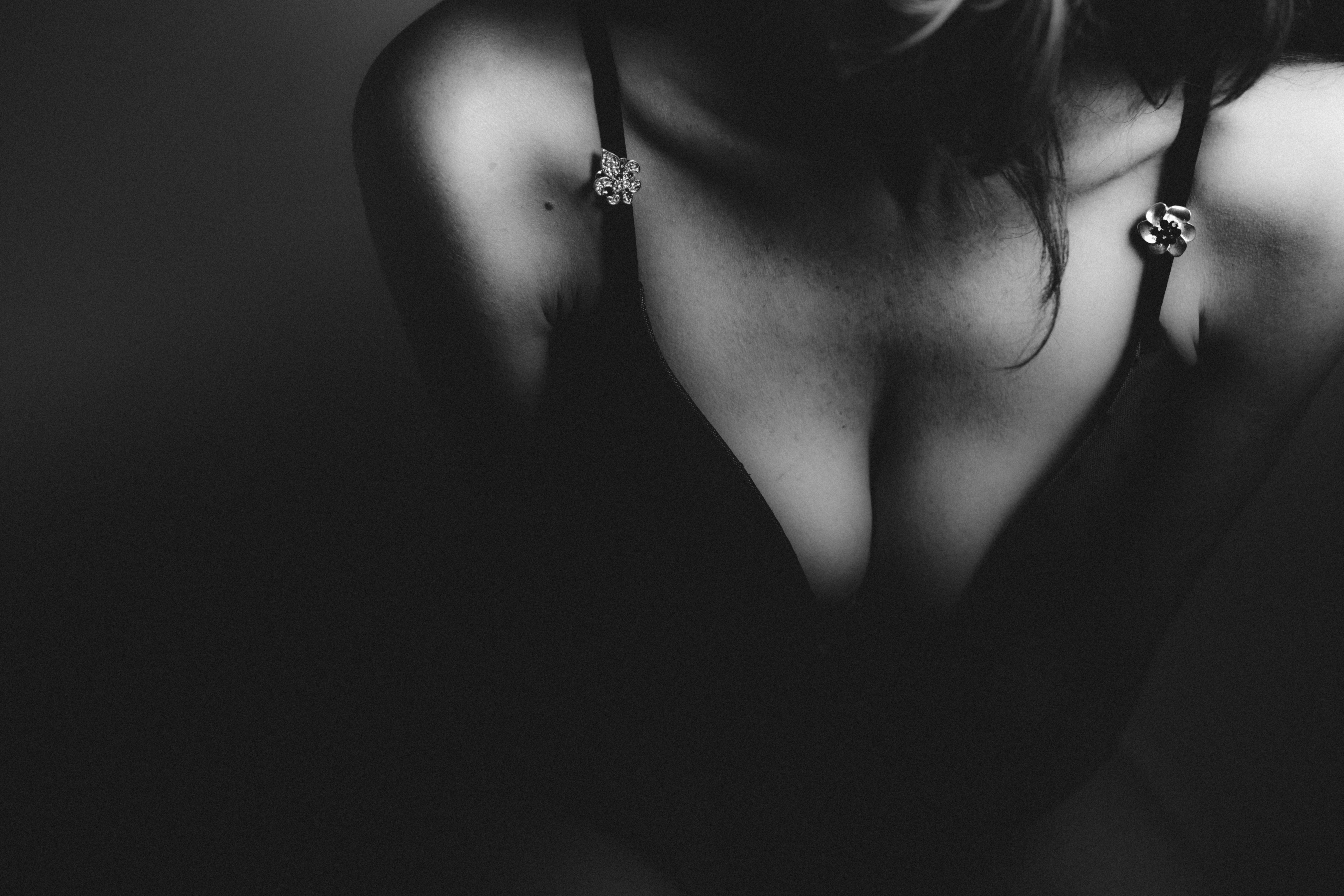 черно белые картинки женской груди фото 24