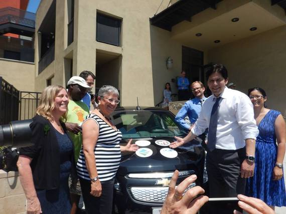 2015-08-13-1439502742-8645549-LA_EV_carsharing_SenDeLeon.jpg