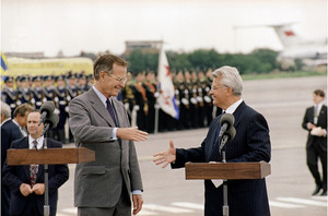 2015-08-24-1440432276-7609199-UkraineGeorgeHWBushandKravchuk.jpg