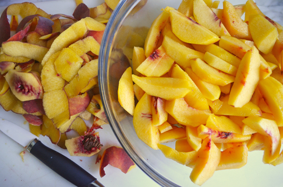 2015-08-28-1440765343-1196562-slicingpeaches.jpg