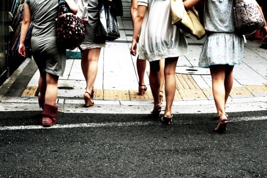 2015-08-31-1441024914-3891445-frauen_sommer_kleider_beine_550.jpg
