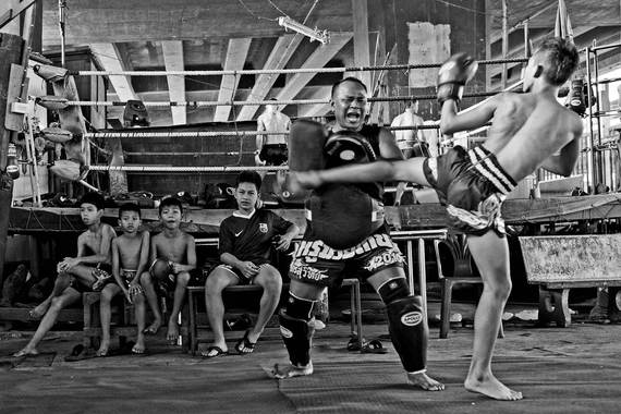 2015-09-07-1441657961-7305527-5.Atthe96PenangTrainingCampBangkok.Fighterswaitinturntoworkthepads.jpg