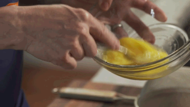 How to scramble eggs
