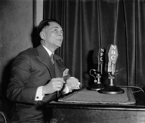 2015-09-12-1442049771-4906153-Philippine_President_Manuel_Quezon_broadcasts_to_home_folks.jpg