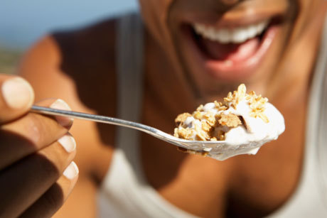 2015-09-18-1442599479-5335424-eating_cereal_low_fat_foods_460.jpg