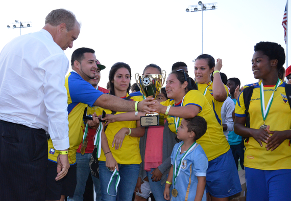 2015-09-23-1443023262-5264376-MayorPettyandChampionEcuador.jpg