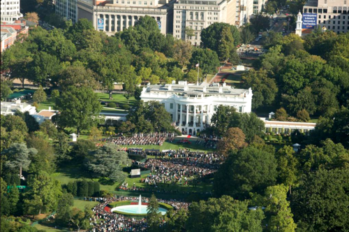 2015-10-01-1443708405-5395948-Papalwhitehousevisit.PNG