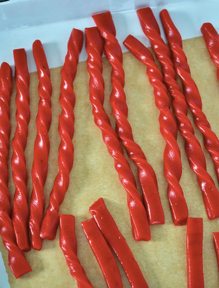 2015-10-11-1444586714-3635379-homemade_candy_twizzlers.jpg