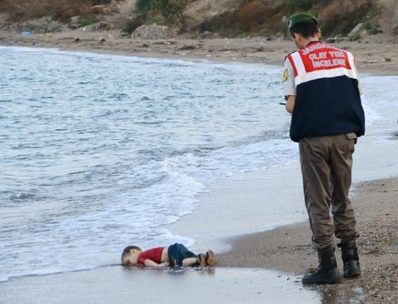 2015-10-16-1444983818-9435703-syrianchilddrowned1.jpg