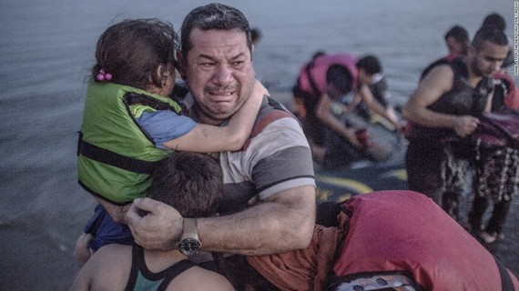 2015-10-16-1444983850-6604060-150903120900restricted01migrantcrisissuper169.jpg