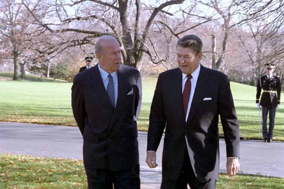2015-10-28-1446047771-9063975-president_reagan_walking_with_george_shultz_outside_the_oval_office_december_4_1986.jpg