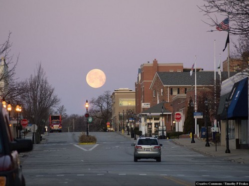 2015-11-04-1446655172-9852786-Moon_setting_over_Pennsylvania_Avenue_Glen_Ellyn_Illinois500x375.jpg