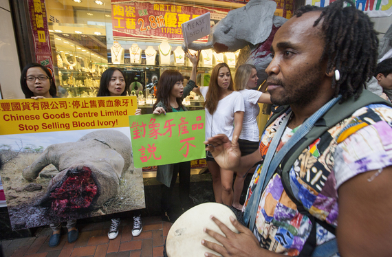 2015-11-06-1446831920-8943786-HongKongIvoryProtests01.jpg