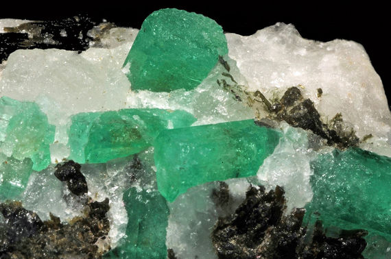 2015-11-13-1447386954-4261560-TalibanBryl_var__meraude_tourmaline_var__dravite_et_calcite_Mingora_Mine_Swat__Pakistan_2.jpg