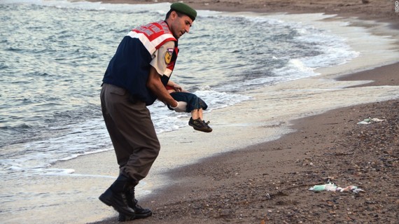 2015-11-20-1447998701-3618916-refugeeboybodrumsuper169.jpg