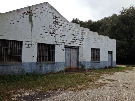 2015-11-23-1448312601-5720547-AbandonedBuilding.jpg