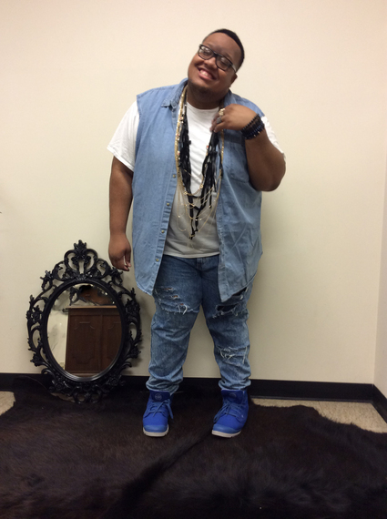 2015-12-01-1448946971-4805978-JamesinDIYshreededdenimwithwhiteteebespokeleathernecklacebluebootswristwearanddenimvest6.JPG