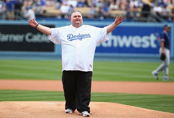 2015-12-03-1449165208-5823308-seanobriandancingmanladodgers.jpg