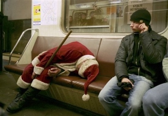 2015-12-14-1450075532-6500420-subwaysanta.jpg