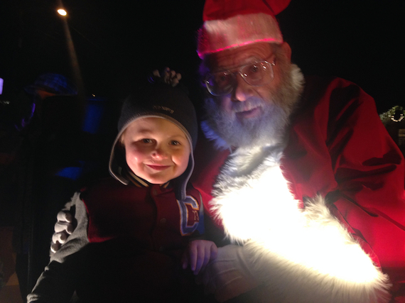 2015-12-17-1450337587-8932905-dadvmom.com_santavisit_hennsanta2015.jpg