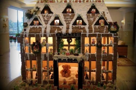 2015-12-22-1450792702-1056398-5gingerbreadpalace2.jpg