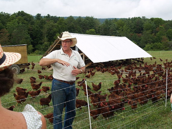 2015-12-31-1451580614-8776462-800pxJoel_Salatin_in_front_of_hens.jpg