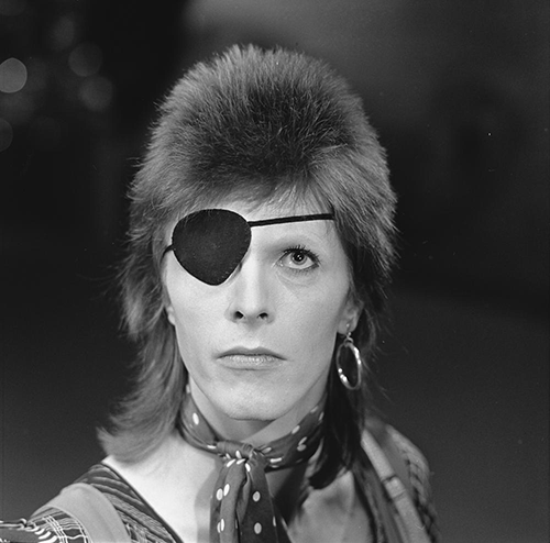 2016-01-11-1452499534-364582-David_Bowie__TopPop_1974_03.png