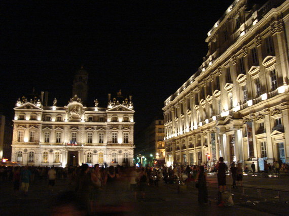 2016-02-12-1455273308-8071339-La_Place_des_Terreaux_de_nuit.jpg