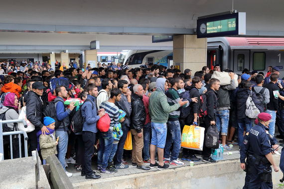 2016-03-04-1457121383-2071029-Wien__Westbahnhof_Migranten_am_5_Sep_2015.jpg