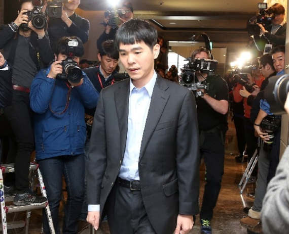 2016-03-18-1458307508-8178621-LeeSedol.png