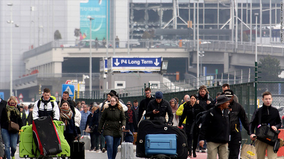 2016-03-23-1458763419-8340334-160322115809brusselsattackbuildingevacuation780x439.jpg