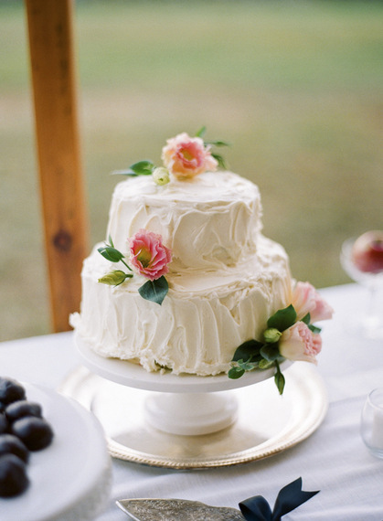 2016-04-13-1460565802-3081100-floral_white_wedding_cake.jpg