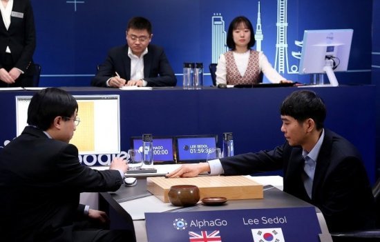 2016-04-14-1460660032-8470283-AlphaGoLeeSedolgame5AjaHuangLeeSedol1550x351.jpg