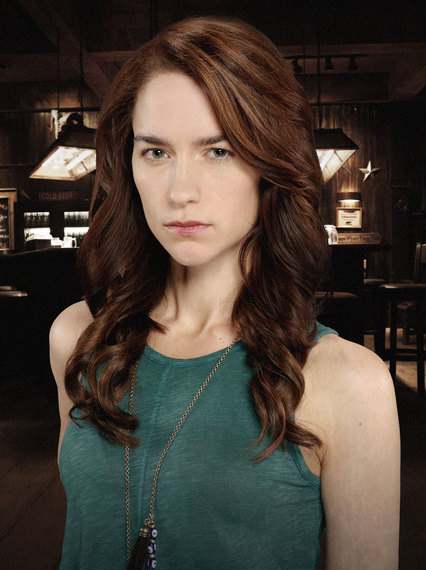 2016-04-15-1460679161-7562511-cast_wynonna_earp_wynonna.jpg