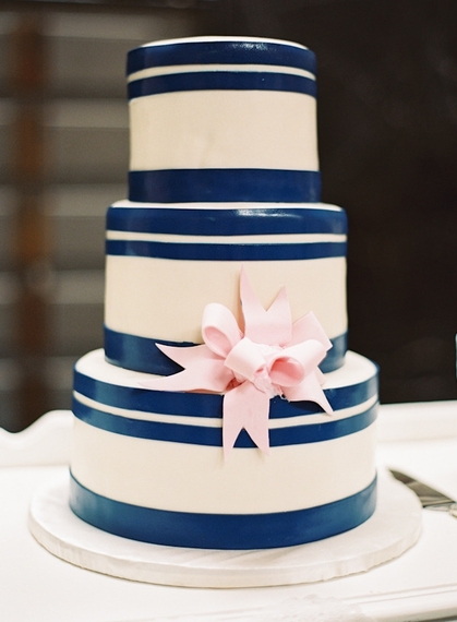 2016-04-15-1460740376-5800991-navy_white_strped_wedding_cake_classic.jpg