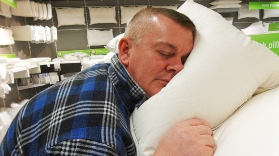 man doing the pillow test