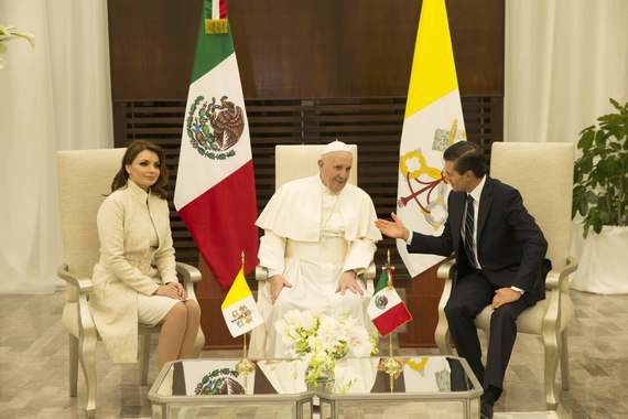 2016-06-03-1464998386-2539034-Papa_Francisco_y_EPN_en_el_Hangar_Presidencial.jpg