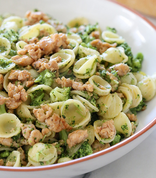 2016-06-24-1466791159-2760284-skinnytasteOrecchiettewithChickenSausageandBroccoli2550x825.jpg