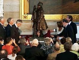 2016-06-27-1467028557-1566536-HelenKellerstatueinDCunveiledbyMitchMcConnell2009.jpg