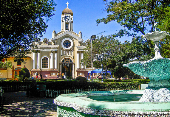 2016-07-06-1467835319-205968-hpCentralPlazaVilcabambaEcuador.jpg