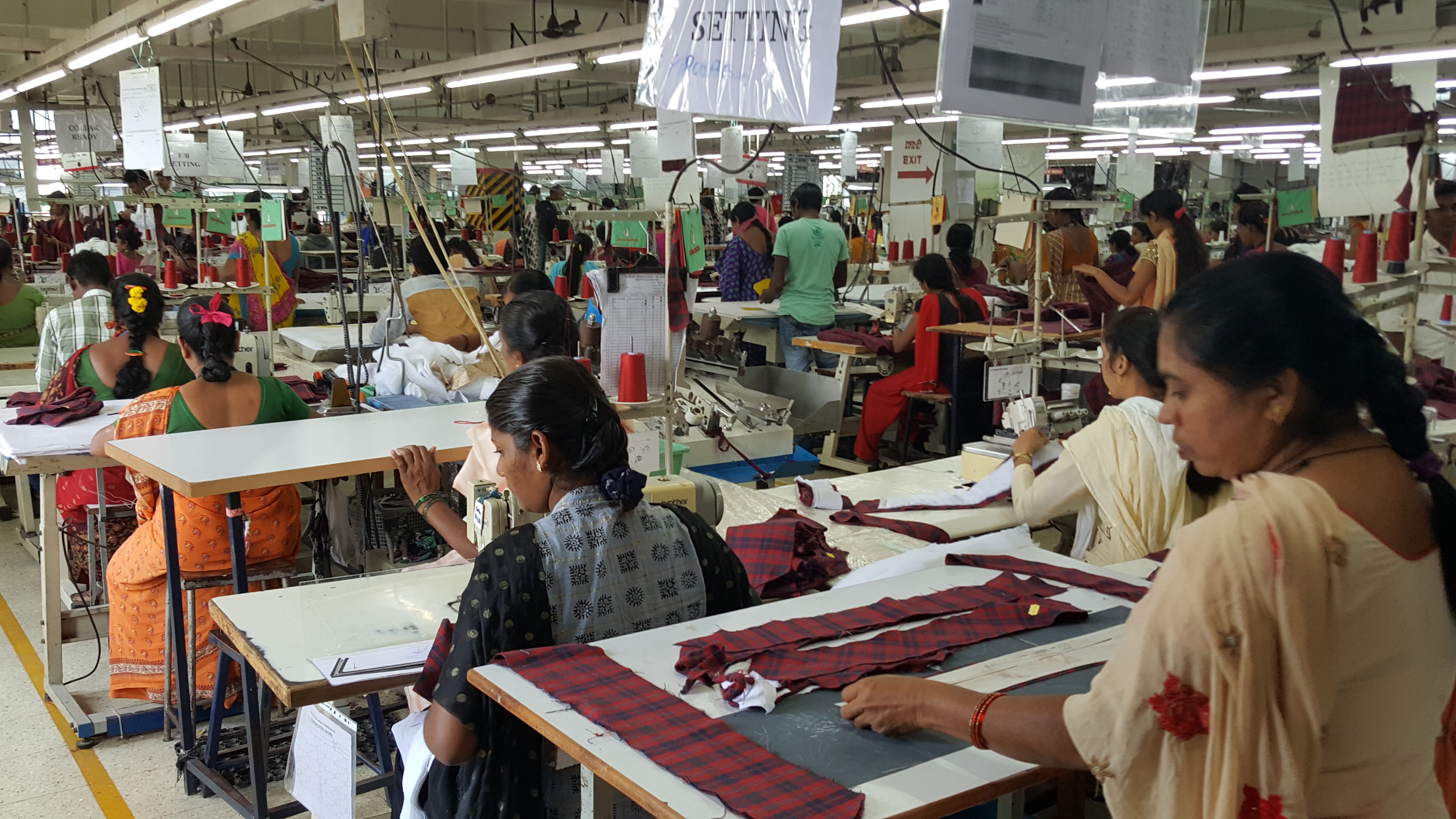 Индий производство в россии. Текстильная промышленность Португалии. Текстильная промышленность Индии. Легкая промышленность Индии. Швейная фабрика в Индии.