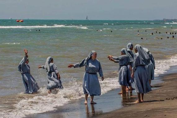 2016-08-25-1472093824-3416840-imam_nonnen_am_strand.jpg